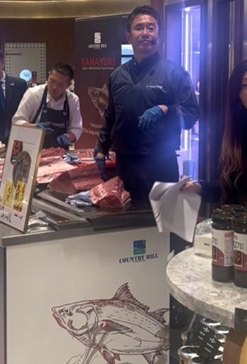 写真　マグロさばきを披露しながら解説を行った「やま幸」の代表・山口幸隆氏（ジェトロ撮影）