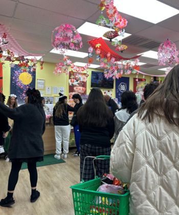 写真　ミンナノの店内は地元の買い物客であふれかえっている（ジェトロ撮影）