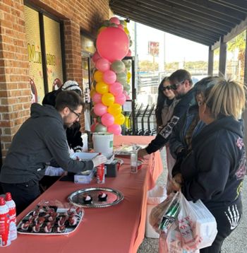 写真　ミンナノ店舗前での日本食品を使ったデザートや汁粉の試食会（ジェトロ撮影）