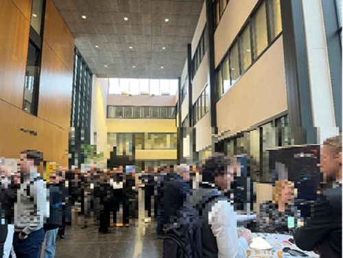 写真　企業ブースとネットワーキングの様子（ジェトロ撮影）