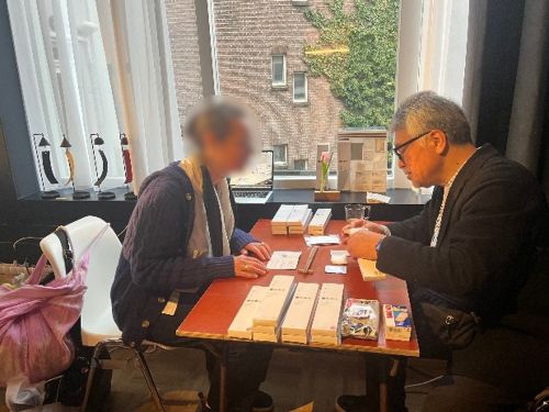 写真　箸づくりワークショップの様子（ジェトロ撮影）