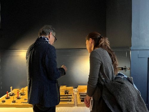 写真　来場者に商品説明を行う鋳心ノ工房の増田代表（ジェトロ撮影）