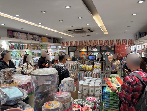 写真　ペット関連小売店視察ツアーの様子（ジェトロ撮影）