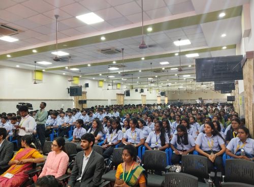 写真　合同企業説明会に参加する学生（ジェトロ撮影）