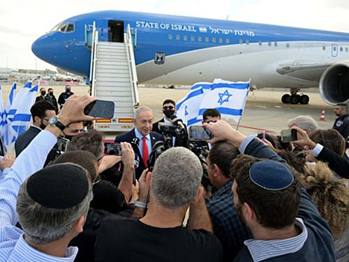 写真　出発前に記者団に答えるネタニヤフ首相（イスラエル政府報道局提供）