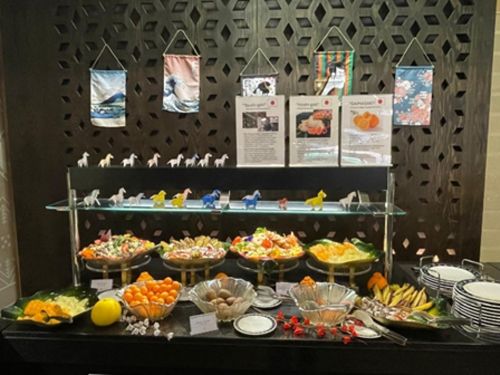 写真　青果物試食（ジェトロ撮影）