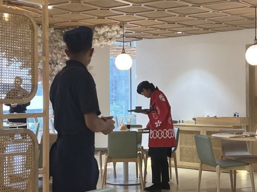 写真　IZAKAYAでの記念フェア準備の様子（ジェトロ撮影）