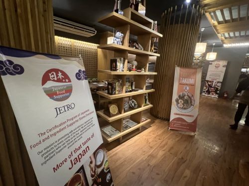 写真　TAKUMIでの記念フェアの様子（ジェトロ撮影）