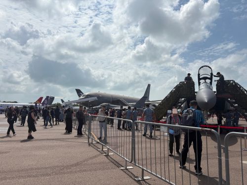 写真　シンガポール・エアショーでの戦闘機や航空機の展示スペース（ジェトロ撮影）