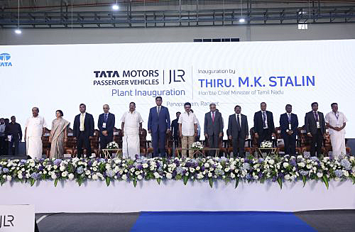 写真　新工場の開所式の様子（タタ・モーターズ・パッセンジャー・ビークルズ提供）