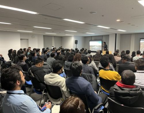 写真　企業による英語でのプレゼンテーションの様子（ジェトロ撮影）