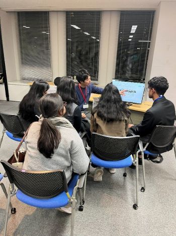 写真　関心のある企業のブースを訪れる学生（ジェトロ撮影）