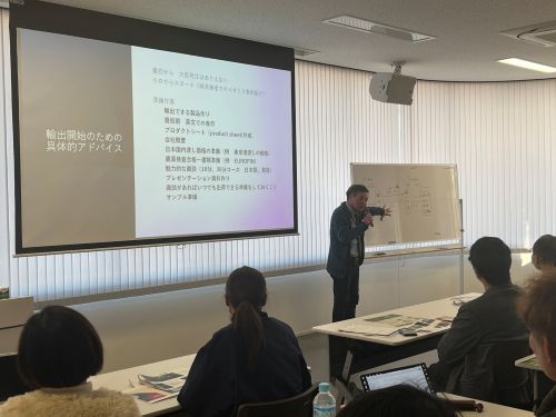 写真　藤田氏の講演（ジェトロ撮影）