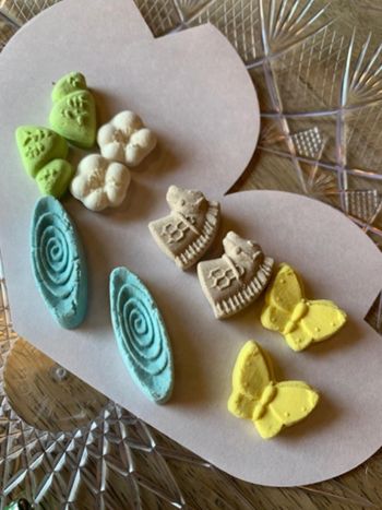 写真　京都の老舗和菓子屋「局屋立春（つぼねやりっしゅん）」の落雁（ジェトロ撮影）