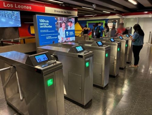 写真　サンティアゴ地下鉄の改札機（ジェトロ撮影）