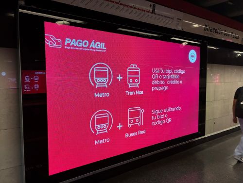 写真　地下鉄ホームの壁面スクリーンでも仕組みを広報（ジェトロ撮影）