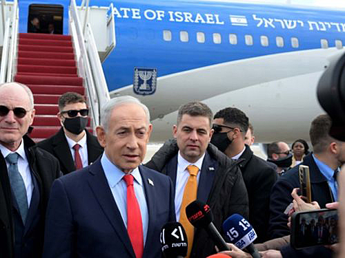 写真　帰国直前に記者団に答えるネタニヤフ首相（イスラエル政府報道局提供）