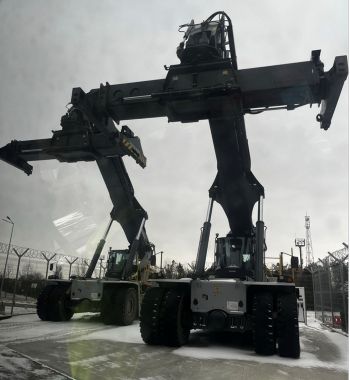 写真　電動リーチスタッカー（ジェトロ撮影）