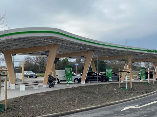 写真　デュッセルドルフ市内にオープンした公共急速充電パーク（ジェトロ撮影）