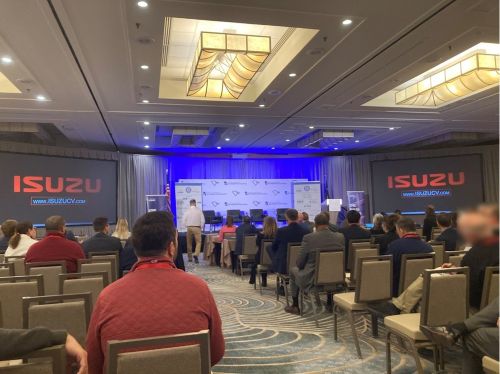 写真　いすゞ自動車による講演（ジェトロ撮影）