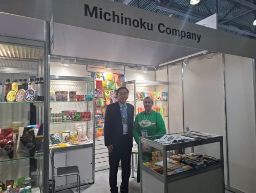 写真　みちのくカムパニーの對馬雅弘社長とエレーナ・シツチヒナ常務取締役（ジェトロ撮影）