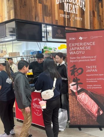 写真　ジェトロの特設ブースで和牛を試食する買い物客（ジェトロ撮影）