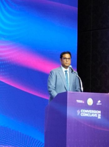 写真　説明するT・R・Bラジャア州工業相（ジェトロ撮影）