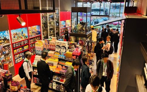 写真　アニメショップ視察の様子（ジェトロ撮影）