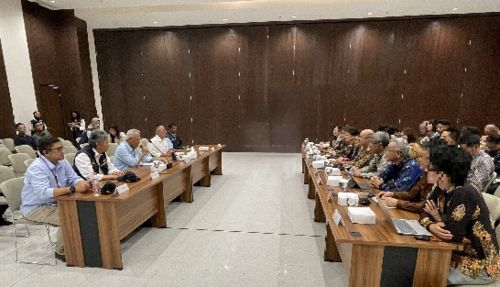 写真　新首都庁との意見交換（左側前列中央がバスキ・ハディムルヨノ新首都庁長官）（ジェトロ撮影）