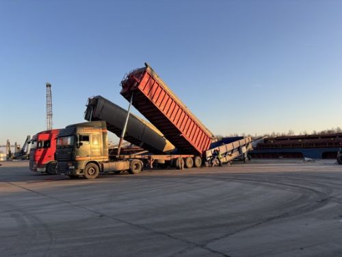 写真　穀物の積み込みの様子（ジェトロ撮影）