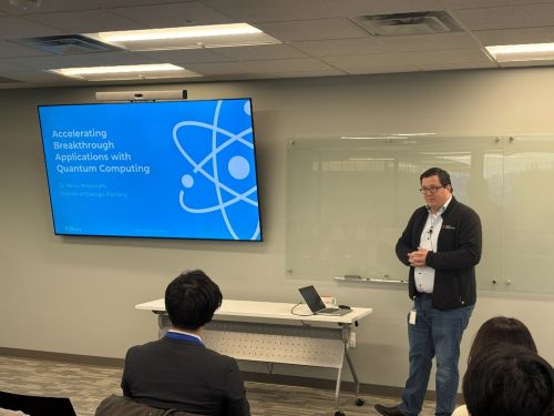 写真　事業内容を説明するアトム・コンピューティングのノーターマンス氏（ジェトロ撮影）