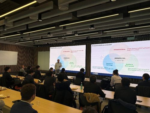 写真　コロラド鉱山大学で説明を受けるミッション参加者（ジェトロ撮影）