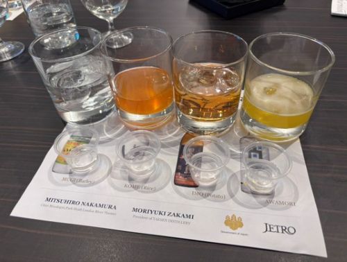 写真　（手前側）試飲用に提供された焼酎・泡盛、（奥側）4種のカクテル（ジェトロ撮影）