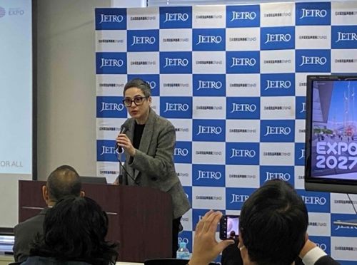 写真　セミナーで講演するコバチュ大使（ジェトロ撮影）