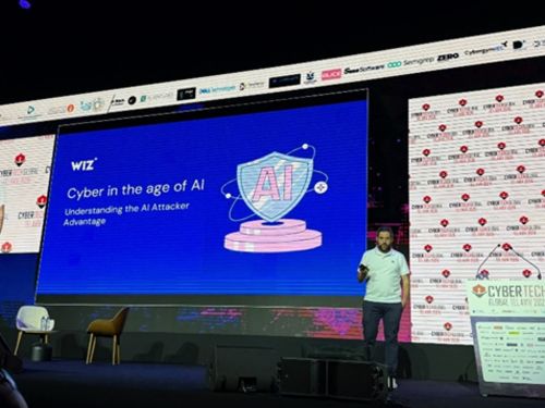 写真　講演するウィズのルトワック氏（ジェトロ撮影）