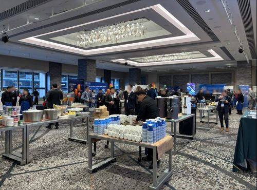 写真　会場メインホールの様子：ホールを取り囲むように小規模の展示ブースがある（ジェトロ撮影）