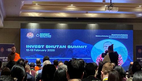 写真　あいさつに立つツェリン・トブゲイ首相（ジェトロ撮影）