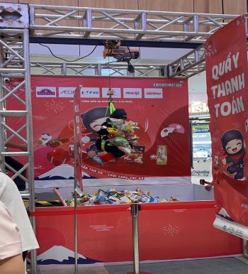 写真　出展企業商品を使用したゲームイベント「スナックキャッチャーゲーム」の様子（ジェトロ撮影）