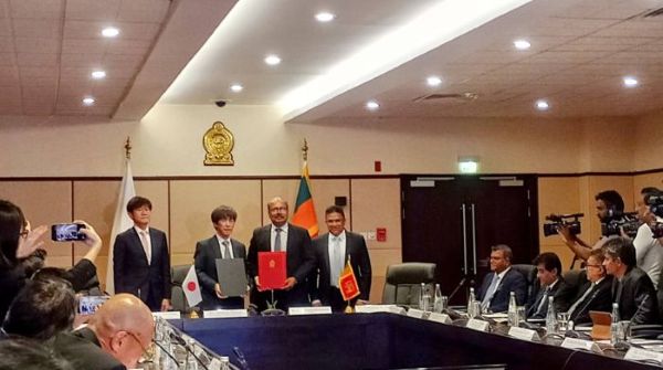 写真　日・スリランカ経済政策対話にかかる協力覚書（MOC）を結ぶ両国政府代表者（ジェトロ撮影）