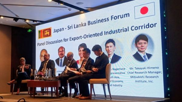 写真　パネルディスカッションで議論を交わす登壇者（ジェトロ撮影）