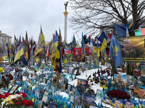 写真　キーウの独立広場にある、戦死した兵士を追悼する場所（ジェトロ撮影）