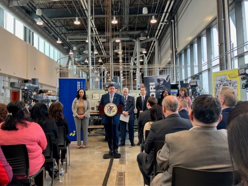 写真　J.B.プリツカー・イリノイ州知事によるあいさつの様子（ジェトロ撮影）