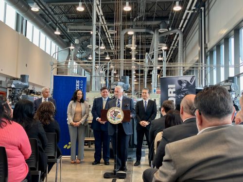 写真　DMG MORIジェームス取締役副社長のスピーチの様子（ジェトロ撮影）