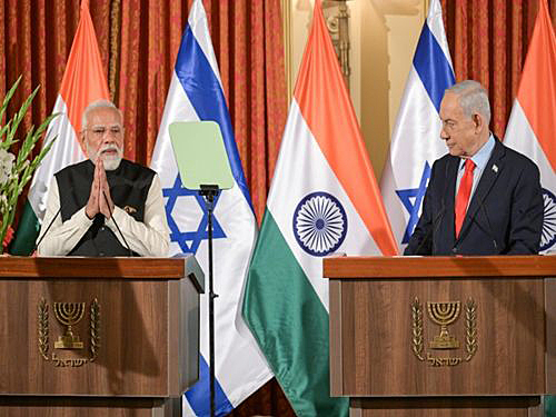写真　共同会見で発言する両首相（イスラエル政府報道局提供）