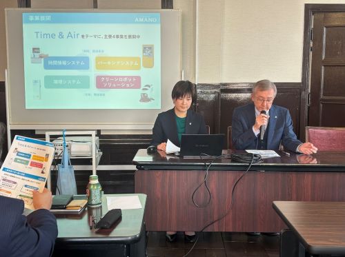 写真　左から順に、アマノの中井氏、秋山氏（ジェトロ撮影）