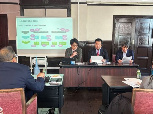 写真　左から順に、西村あさひ法律事務所・外国法共同事業の長岡氏、湯川氏、根本氏（ジェトロ撮影）