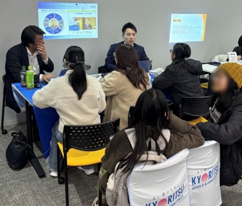 写真　企業ブースでの企業と学生の交流の様子（ジェトロ撮影）