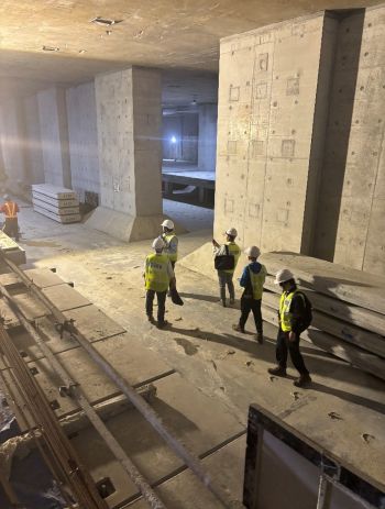 写真　線路設置予定場所を歩く様子（ジェトロ撮影）