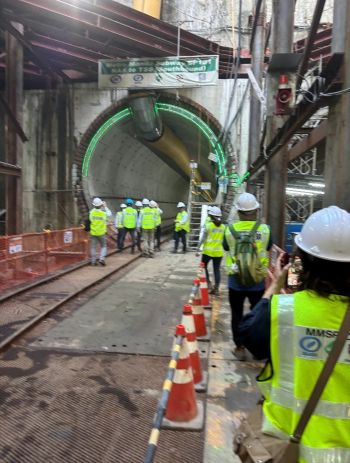 写真　建設中のトンネル内に向かう視察団（ジェトロ撮影）