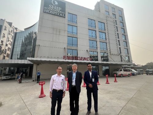 写真　熊﨑氏（左）、小島氏（中央）などが運営するシップインターナショナルホスピタル（ジェトロ撮影）